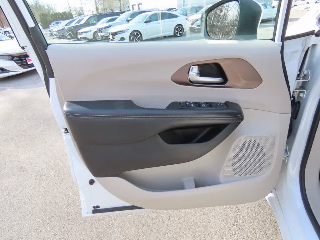 2021 Chrysler Voyager LXI