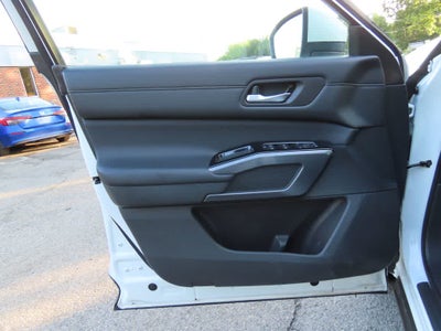 2024 Nissan Pathfinder SL