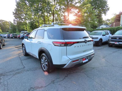 2024 Nissan Pathfinder SL