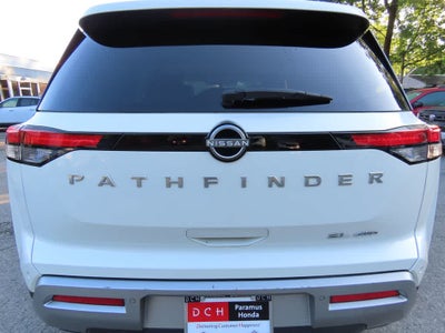 2024 Nissan Pathfinder SL