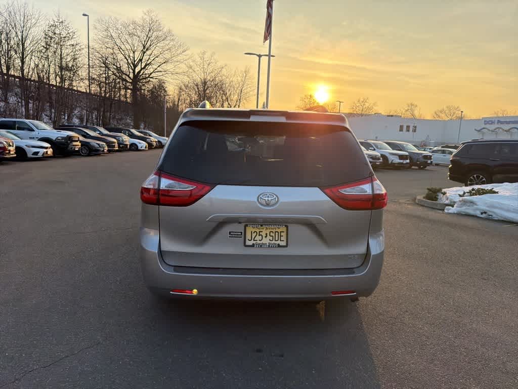 2018 Toyota Sienna XLE