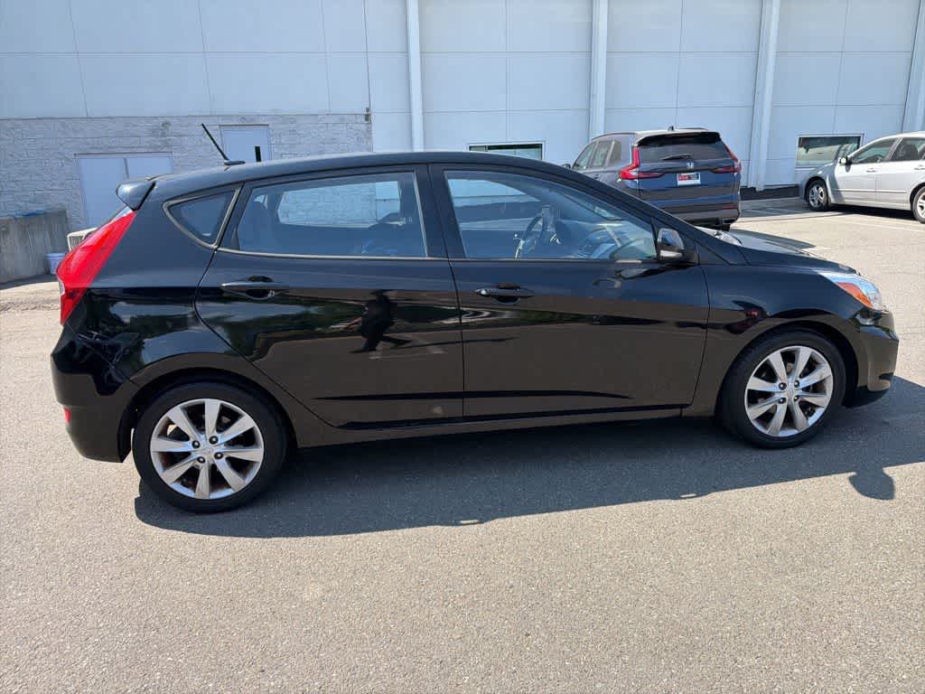 2014 Hyundai Accent 5-Door SE